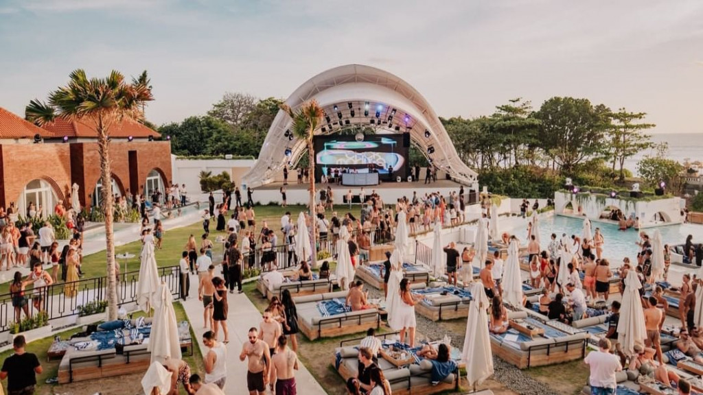Warnai Weekend dengan Suasana Beach Club yang Asyik di Desa Tibubeneng